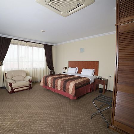 Hotel Elegance Nv 帕拉马里博 外观 照片