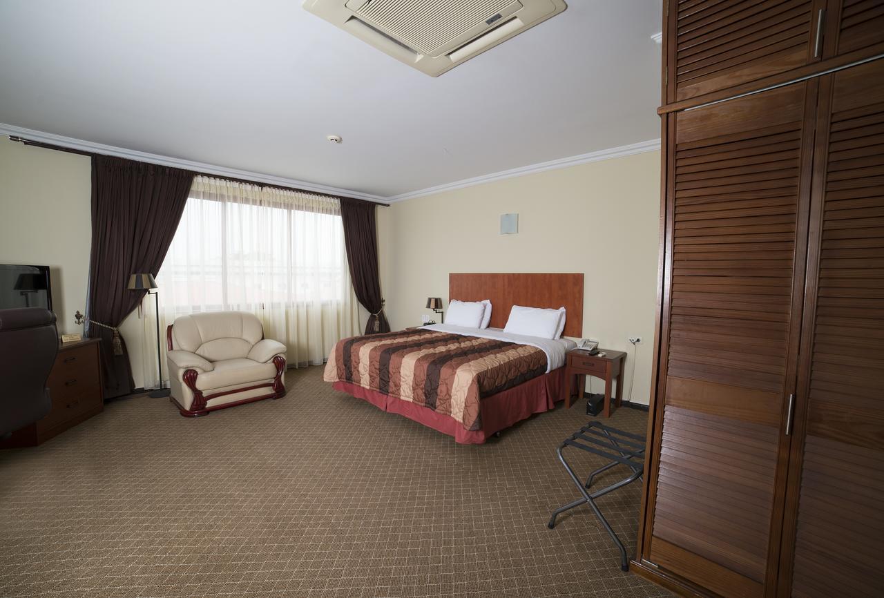 Hotel Elegance Nv 帕拉马里博 外观 照片