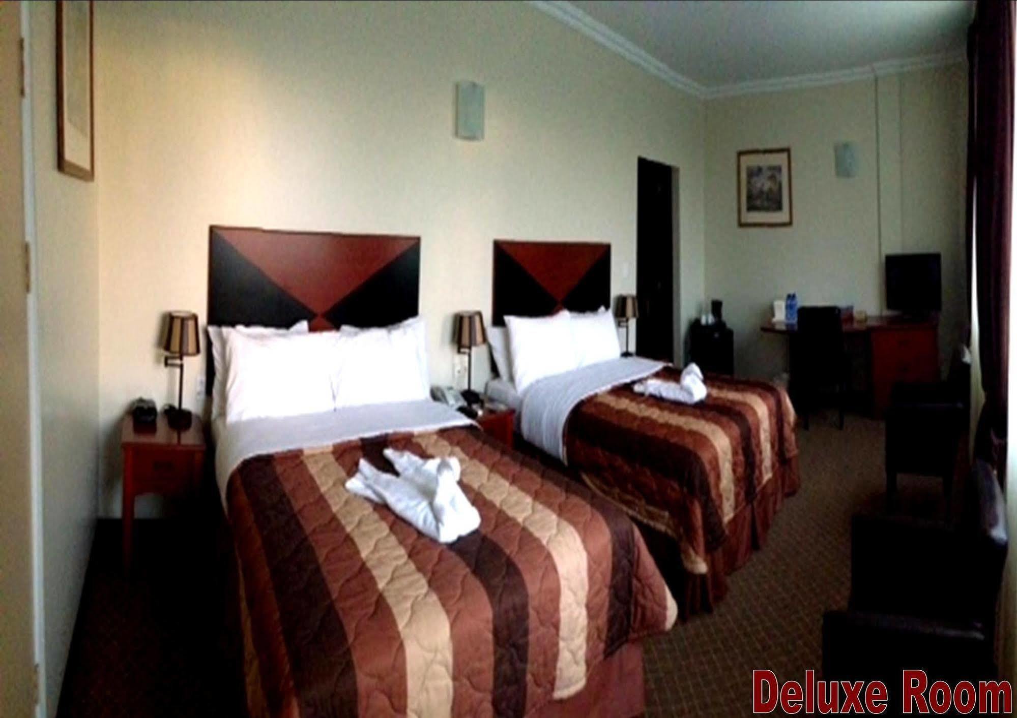 Hotel Elegance Nv 帕拉马里博 外观 照片