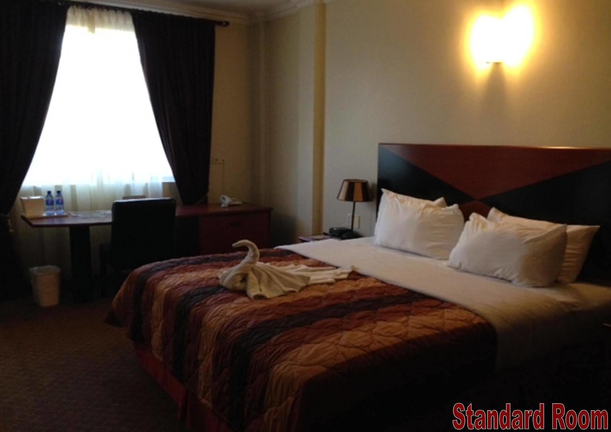 Hotel Elegance Nv 帕拉马里博 外观 照片