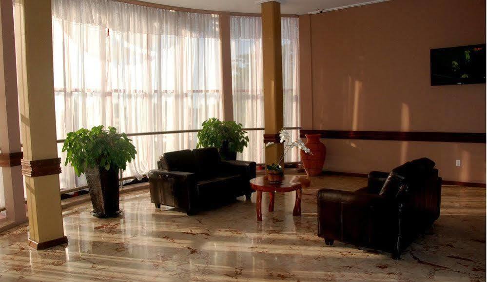 Hotel Elegance Nv 帕拉马里博 外观 照片