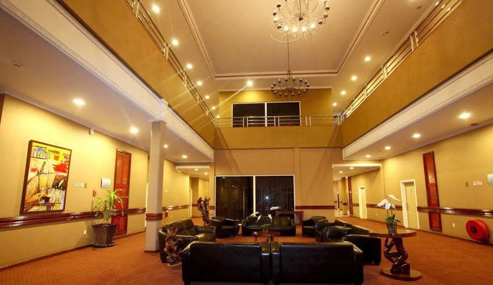 Hotel Elegance Nv 帕拉马里博 外观 照片
